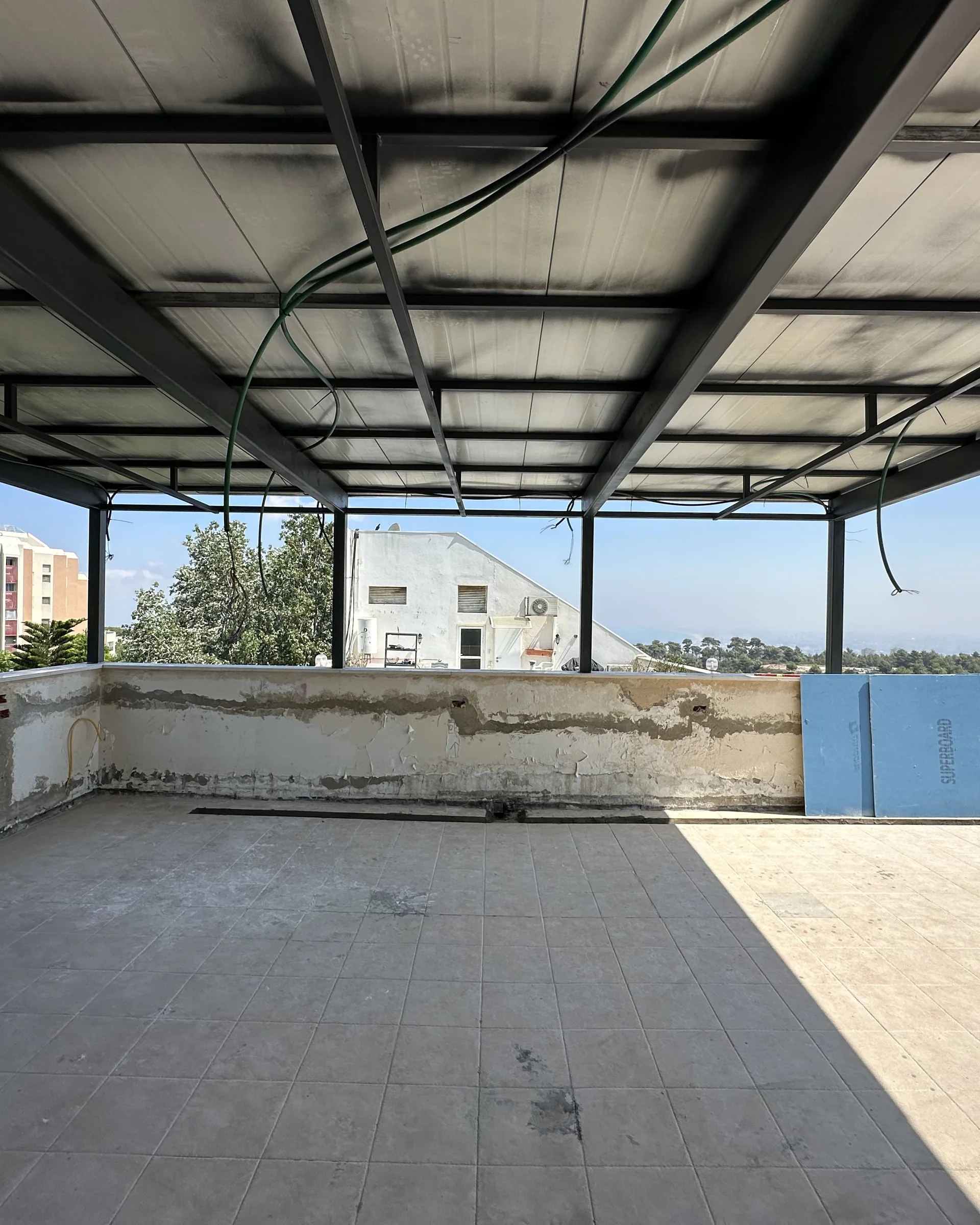 מרפסת הגג לפני העבודה בחיפה
