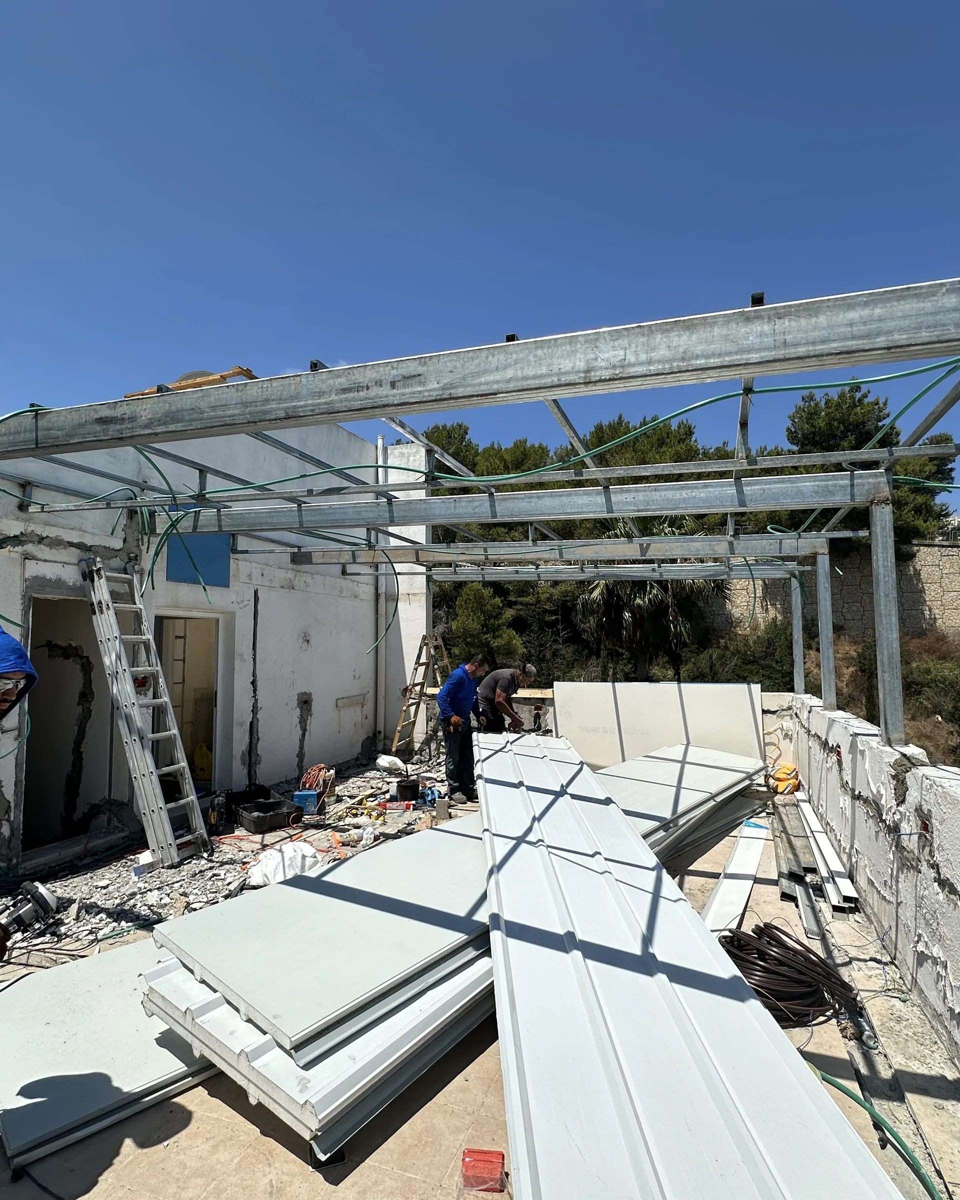 פירוק וסילוק פסולת במרפסת הגג