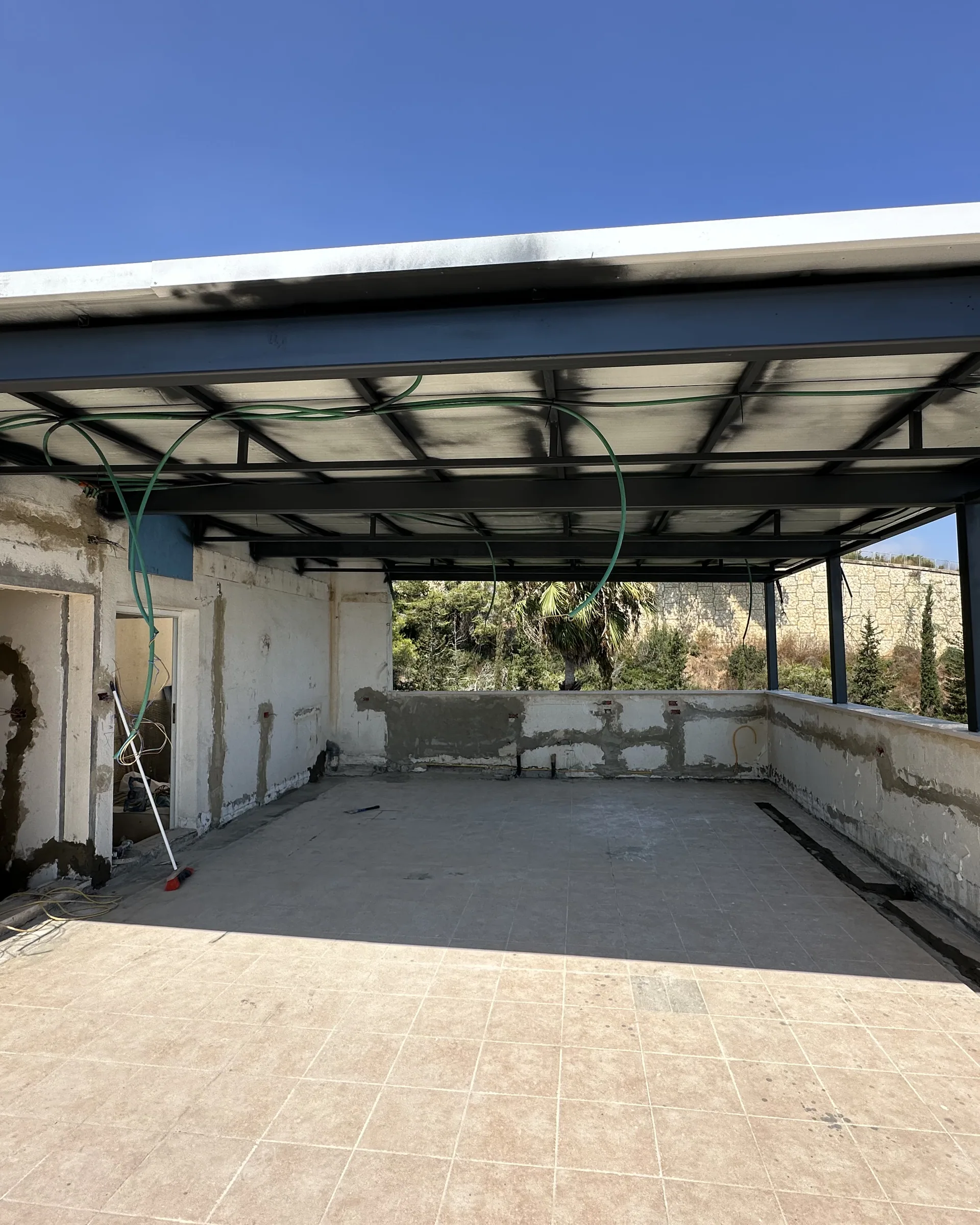 מבנה ההצללה מעל מרפסת הגג