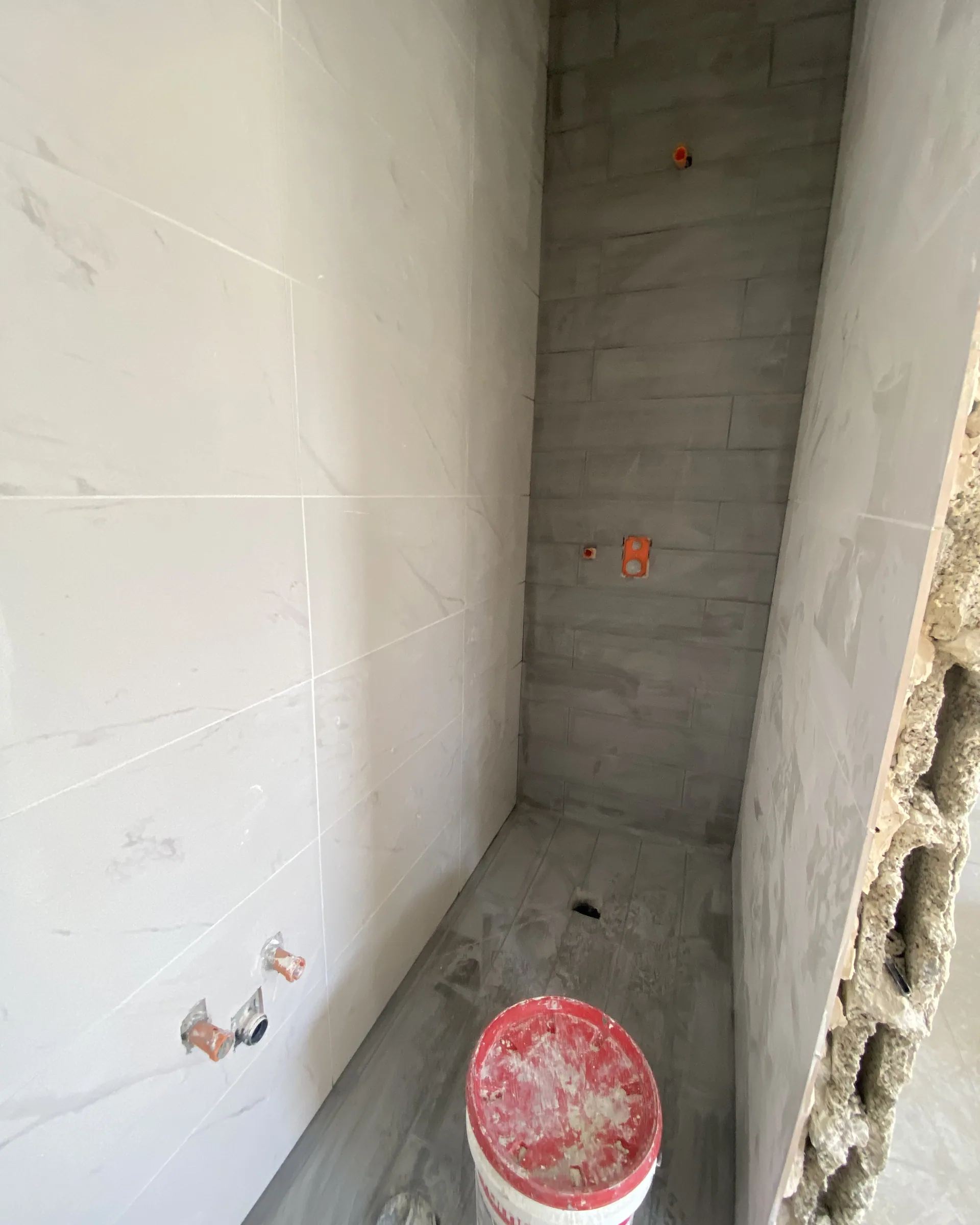 קירות מטויחים לפני הריצוף