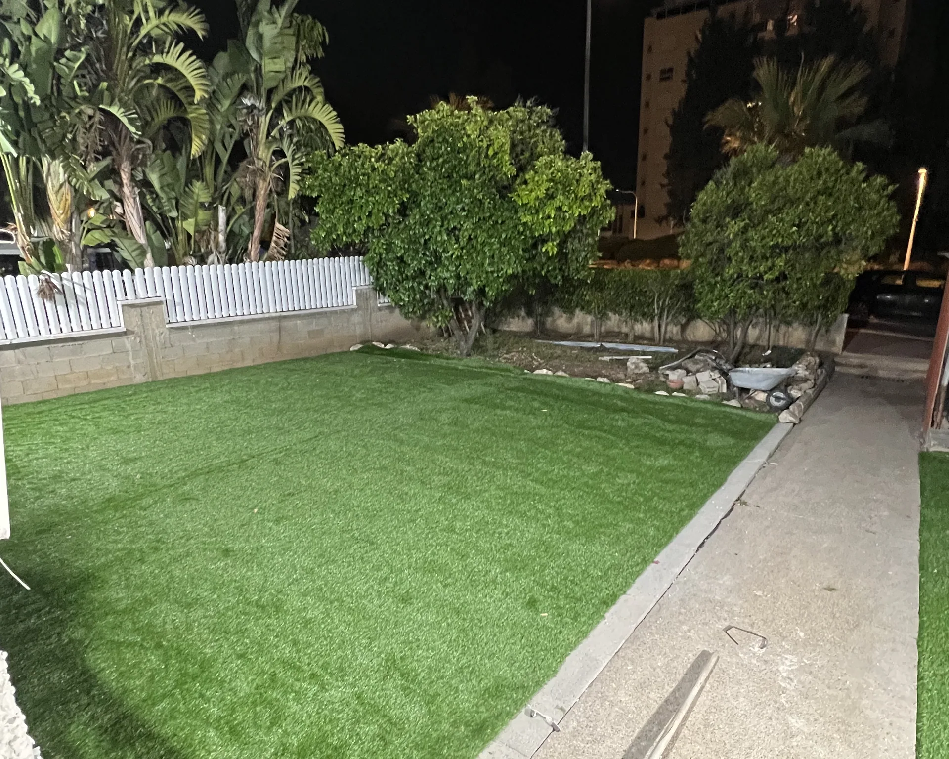 דשא סינתטי ושביל בטון בחצר בית פרטי בנהריה