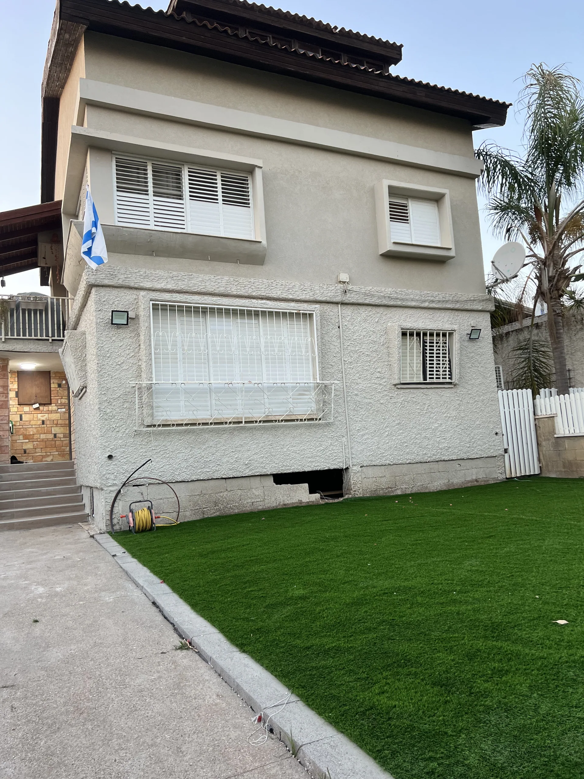 חזית הבית אחרי הצביעה והפיתוח