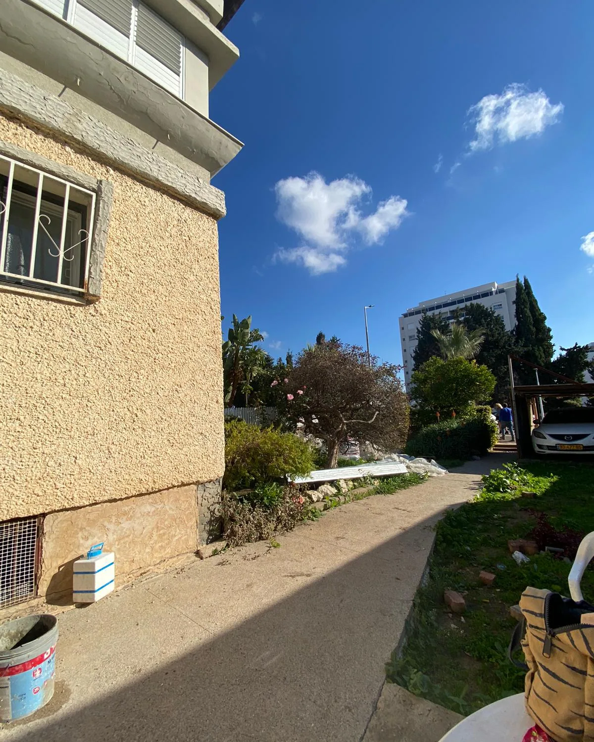 חזית הבית והחצר לפני השיפוץ בנהריה