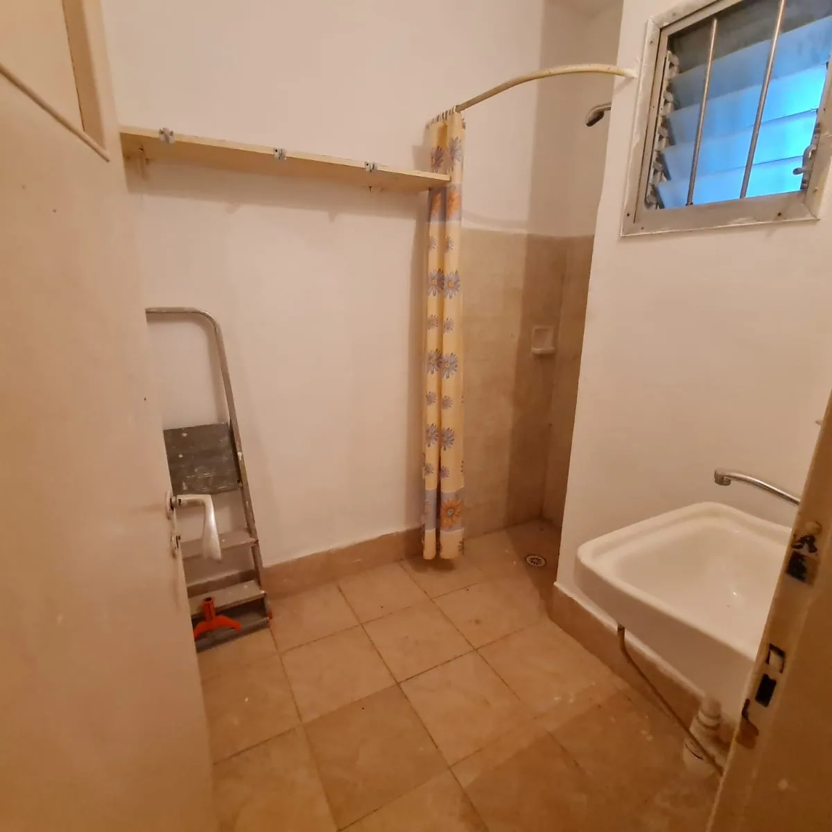 חדר רחצה ישן עם אמבטיה לפני השיפוץ