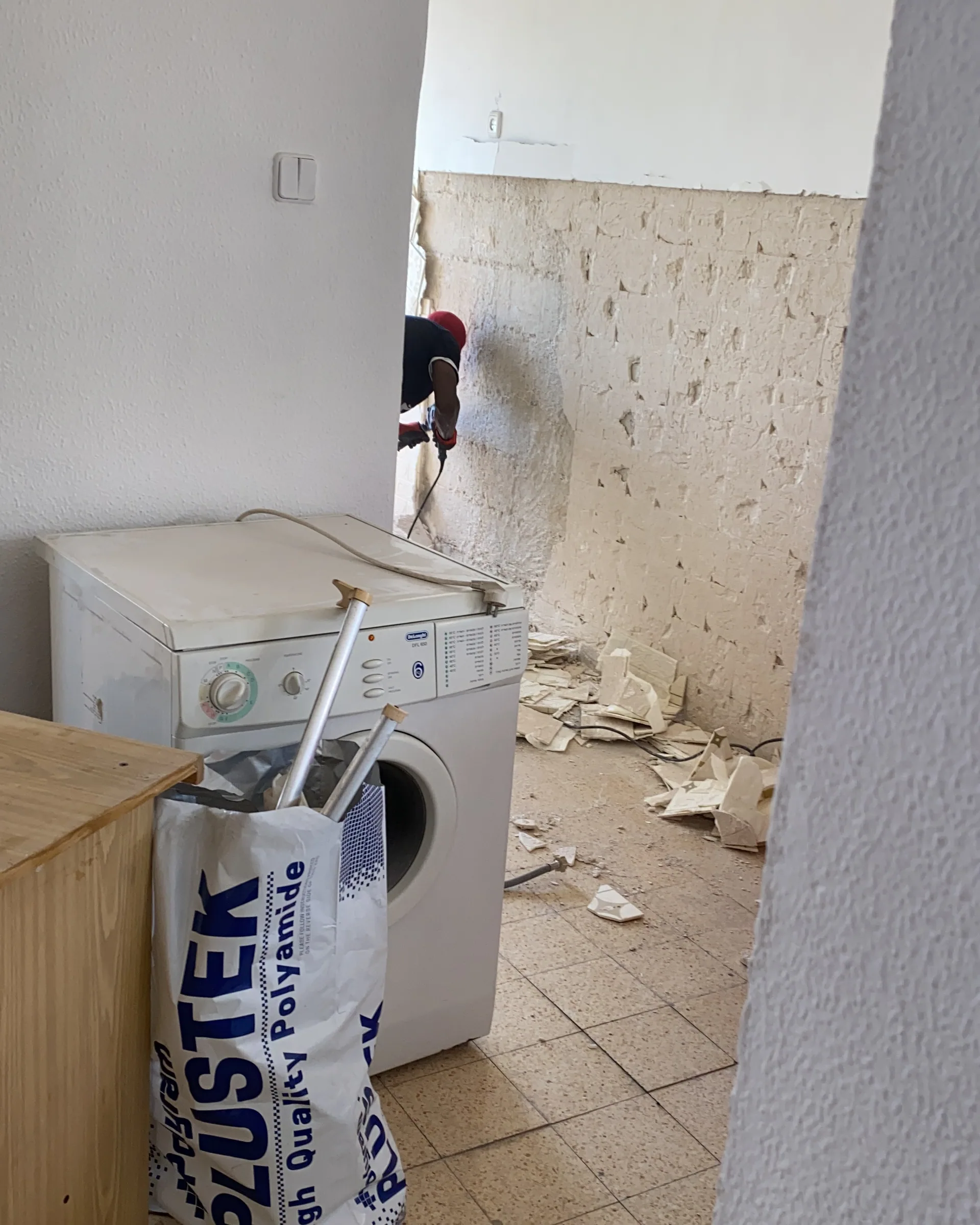 עבודות הריסה וחשיפת קירות בדירה