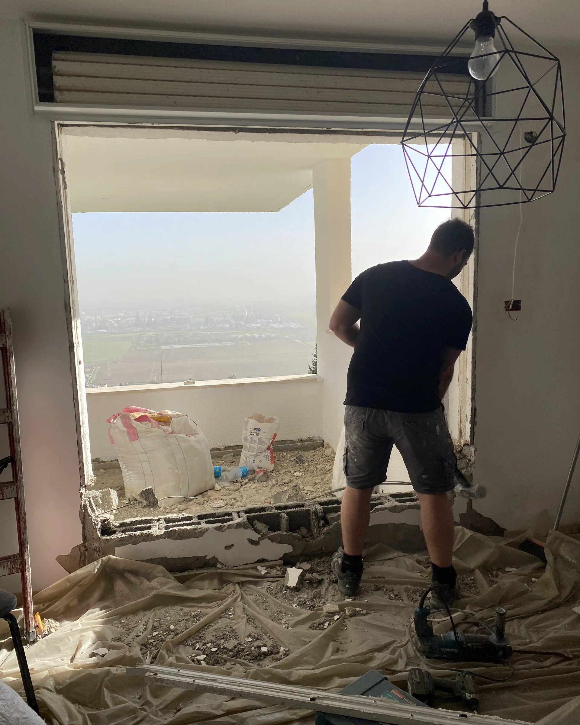 התקנת המעקה והמסגרות