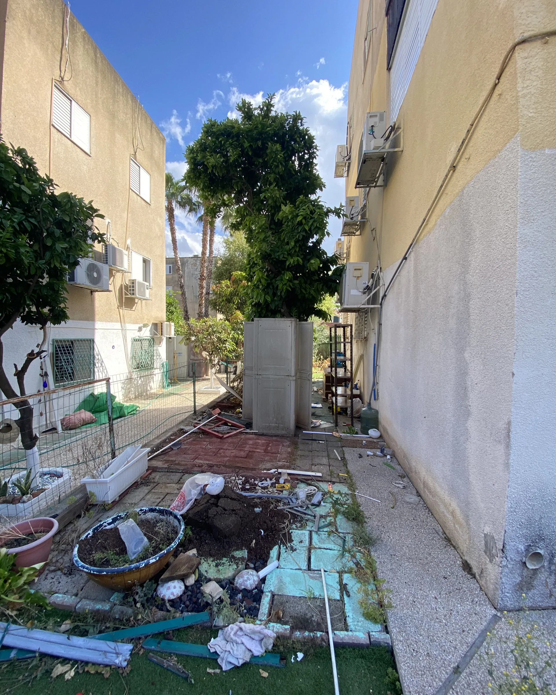 החצר לפני תחילת העבודה בנשר