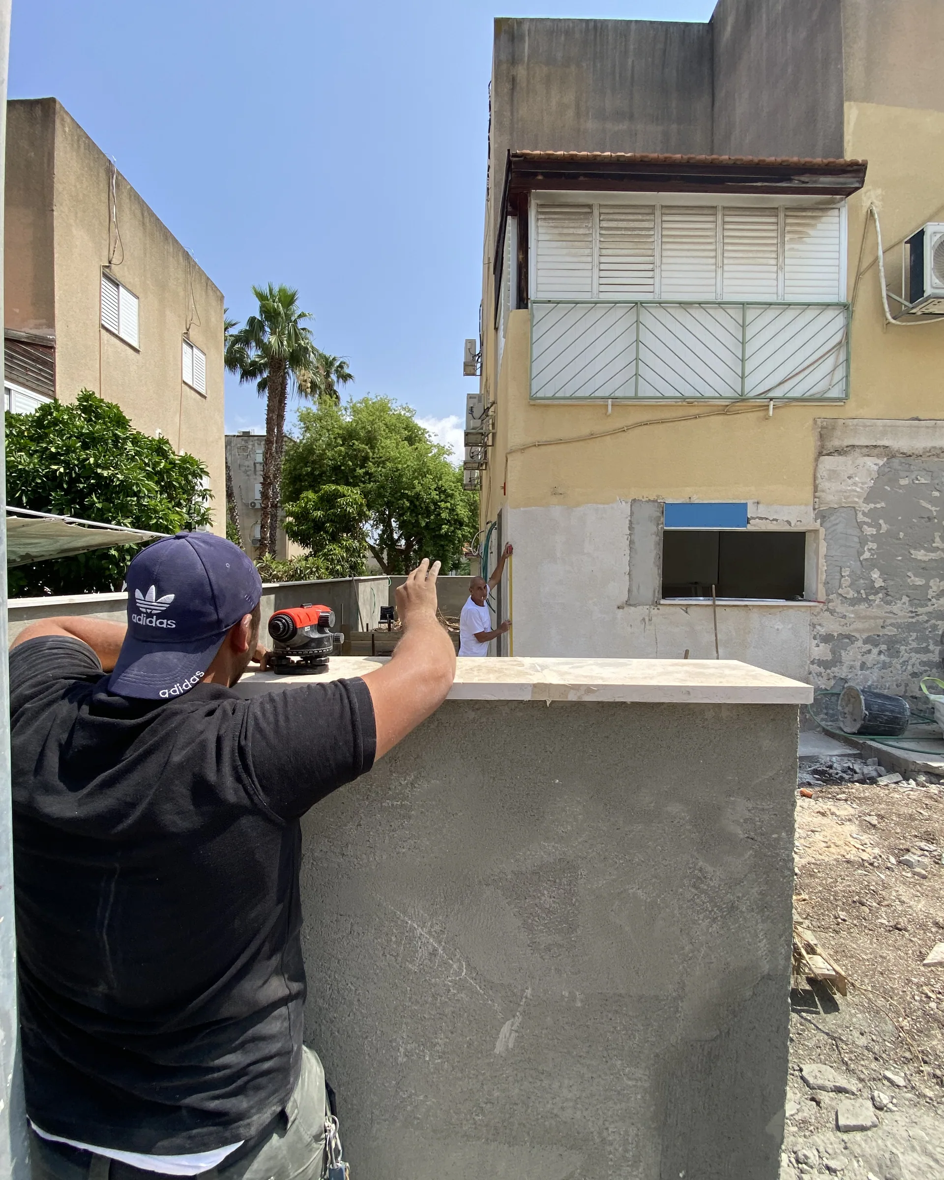 עבודות טיח על קיר החצר