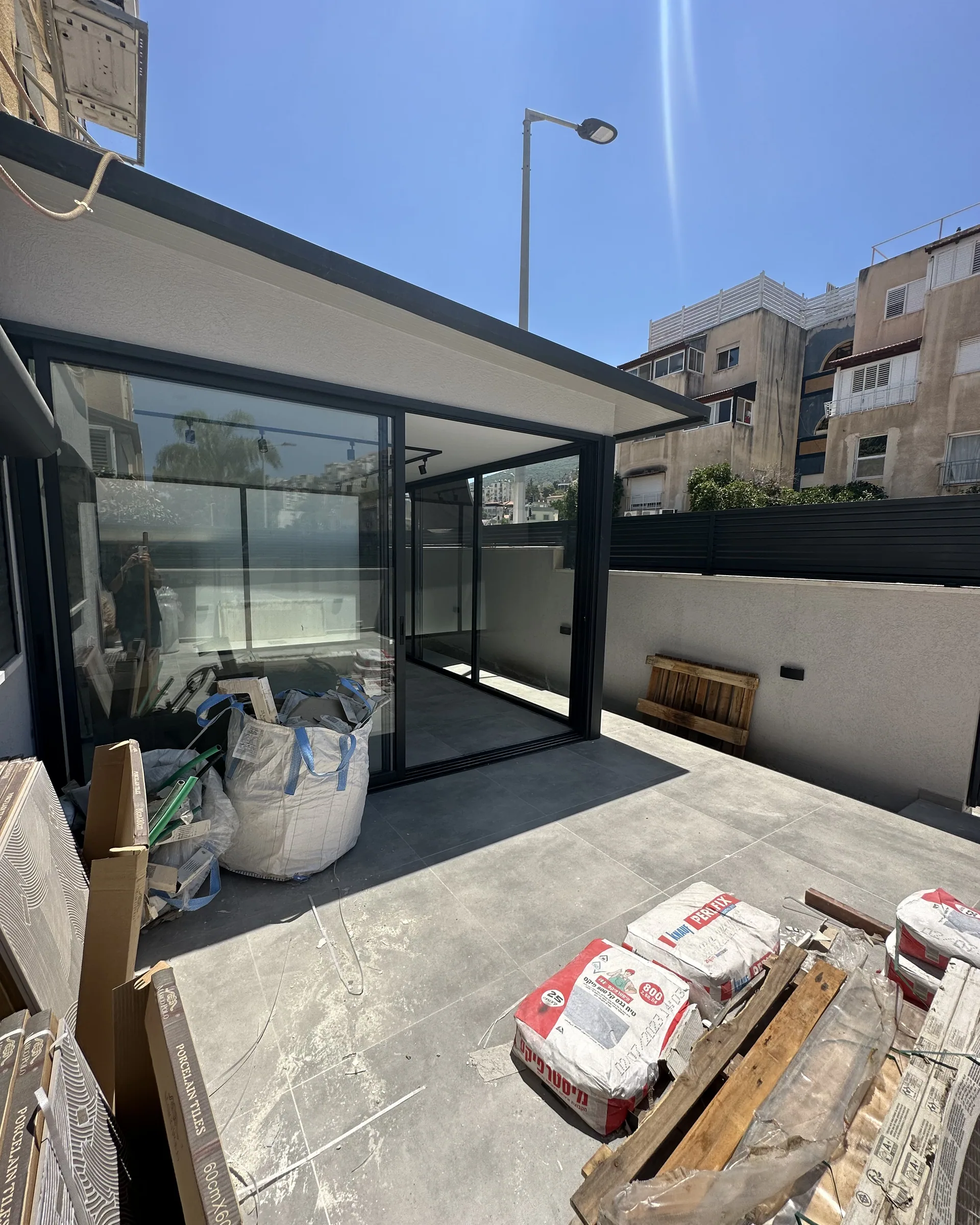סגירת האלומיניום והזכוכית במרפסת